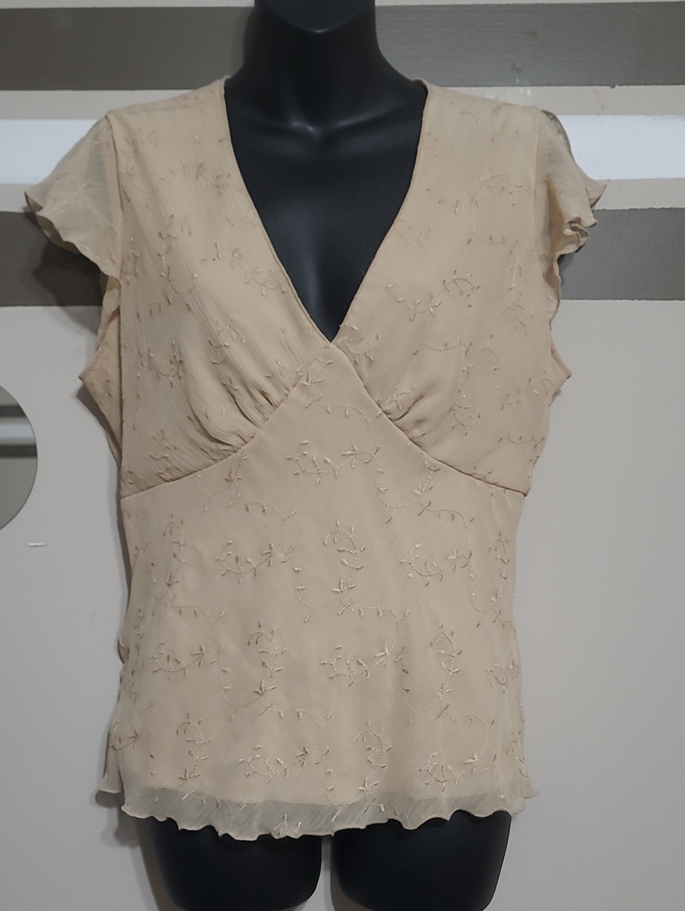 ⭐️ Tattoo Beige Embroidered Sheer Overlay V-Neck Tie-Back Top Sz XL